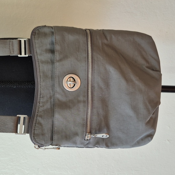 Baggallini Gold Hanover Crossbody in Beach Excellent Condition - Picture 1 of 14